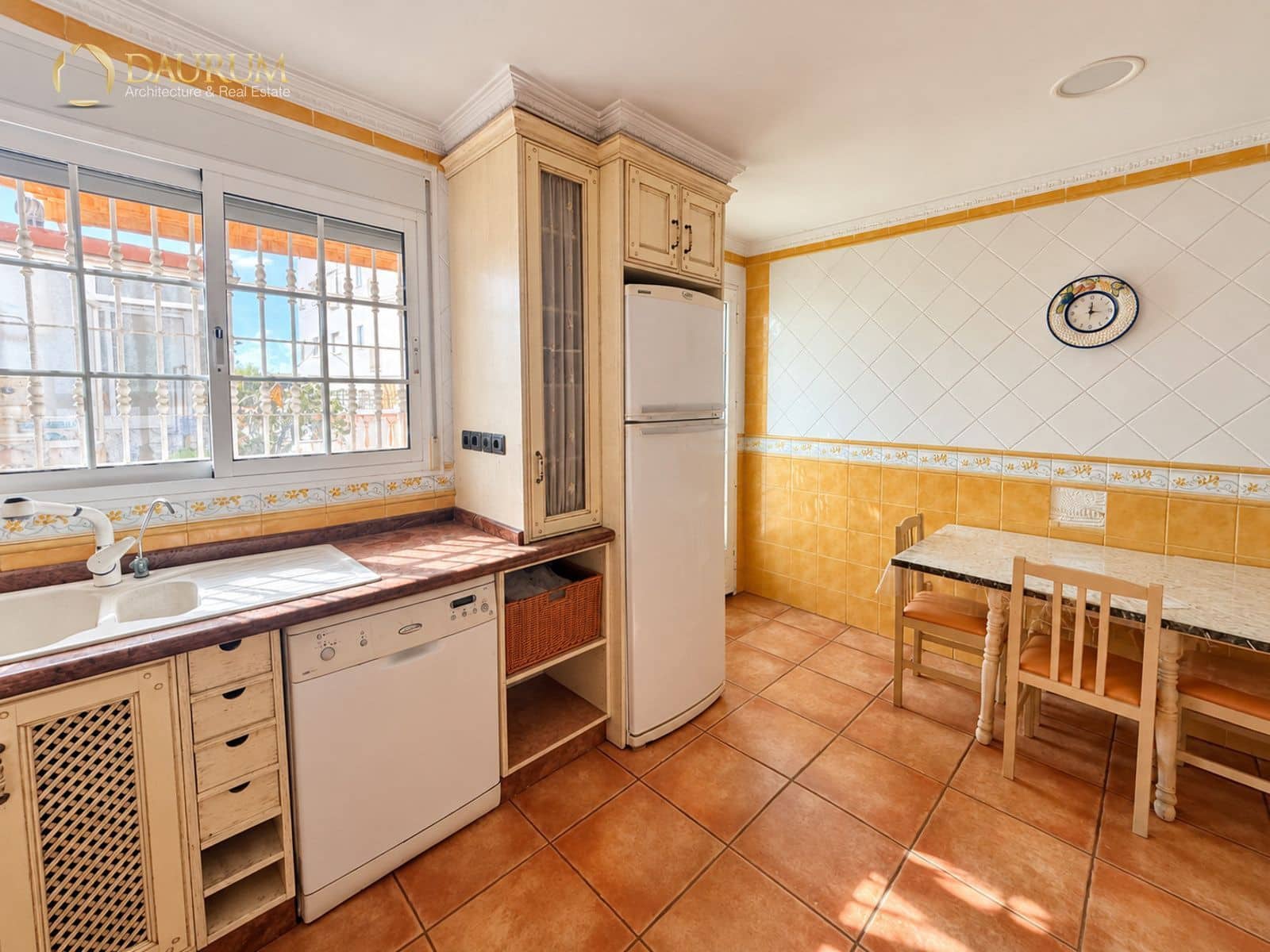 4 soverom Villa til salgs i Alicante by med garasje - € 300 000 (Ref: 10168017)