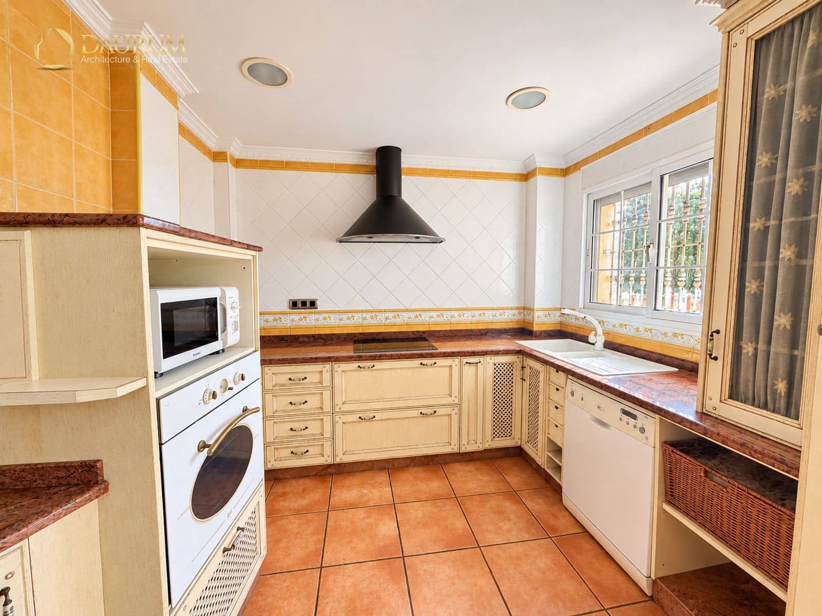 4 soverom Villa til salgs i Alicante by med garasje - € 300 000 (Ref: 10168017)