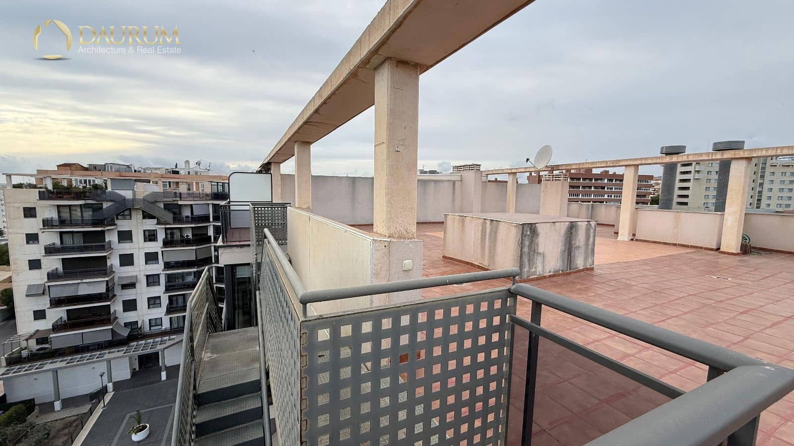 2 makuuhuone Kattohuoneisto vuokrattavana paikassa Alicante kaupunki mukana uima-altaan 
autotalli - 1 600 € (Ref: 9373679)