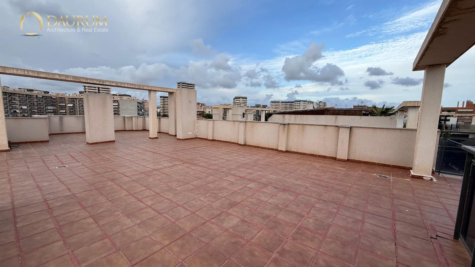 2 makuuhuone Kattohuoneisto vuokrattavana paikassa Alicante kaupunki mukana uima-altaan 
autotalli - 1 600 € (Ref: 9373679)