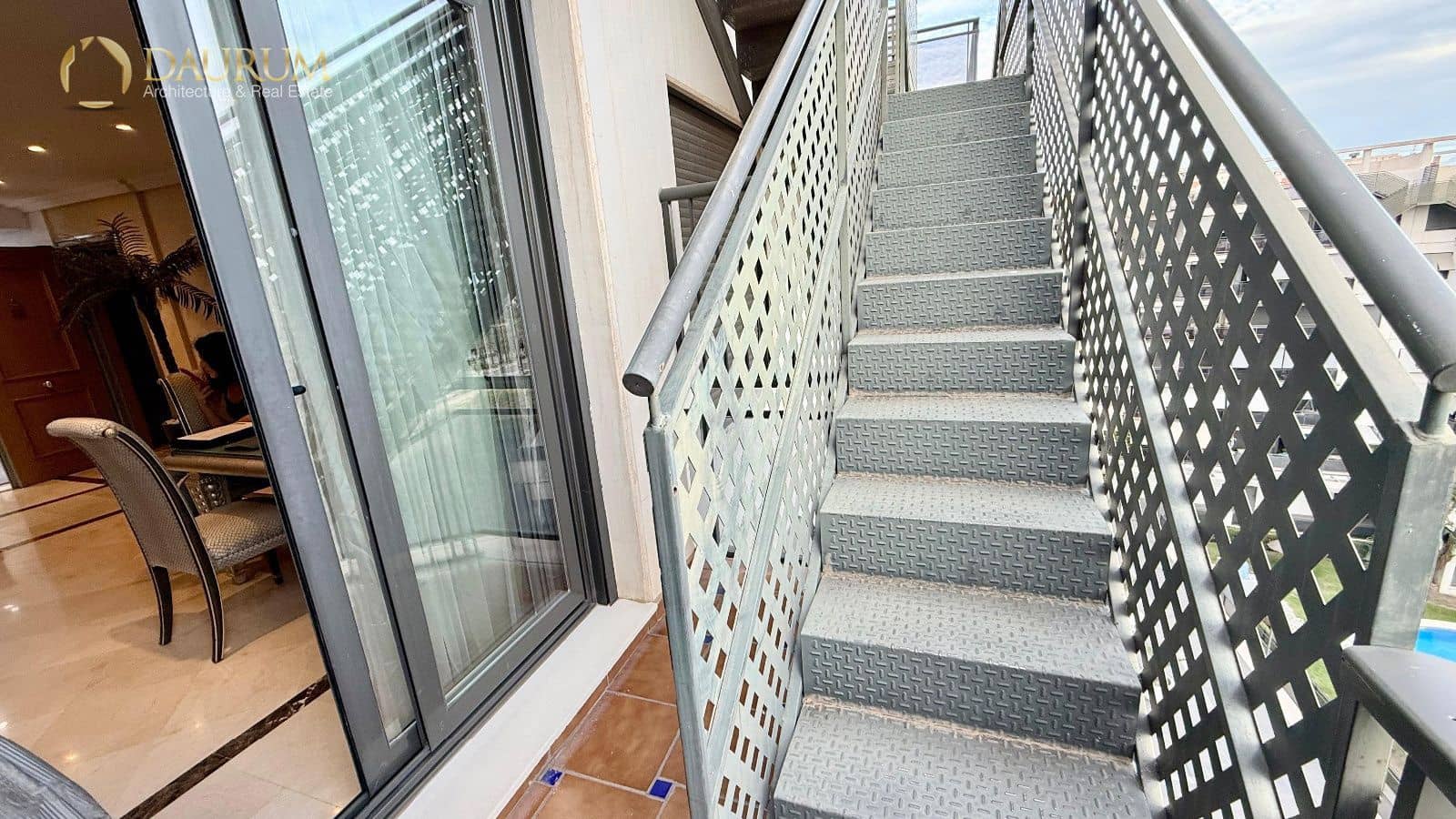 2 makuuhuone Kattohuoneisto vuokrattavana paikassa Alicante kaupunki mukana uima-altaan 
autotalli - 1 600 € (Ref: 9373679)