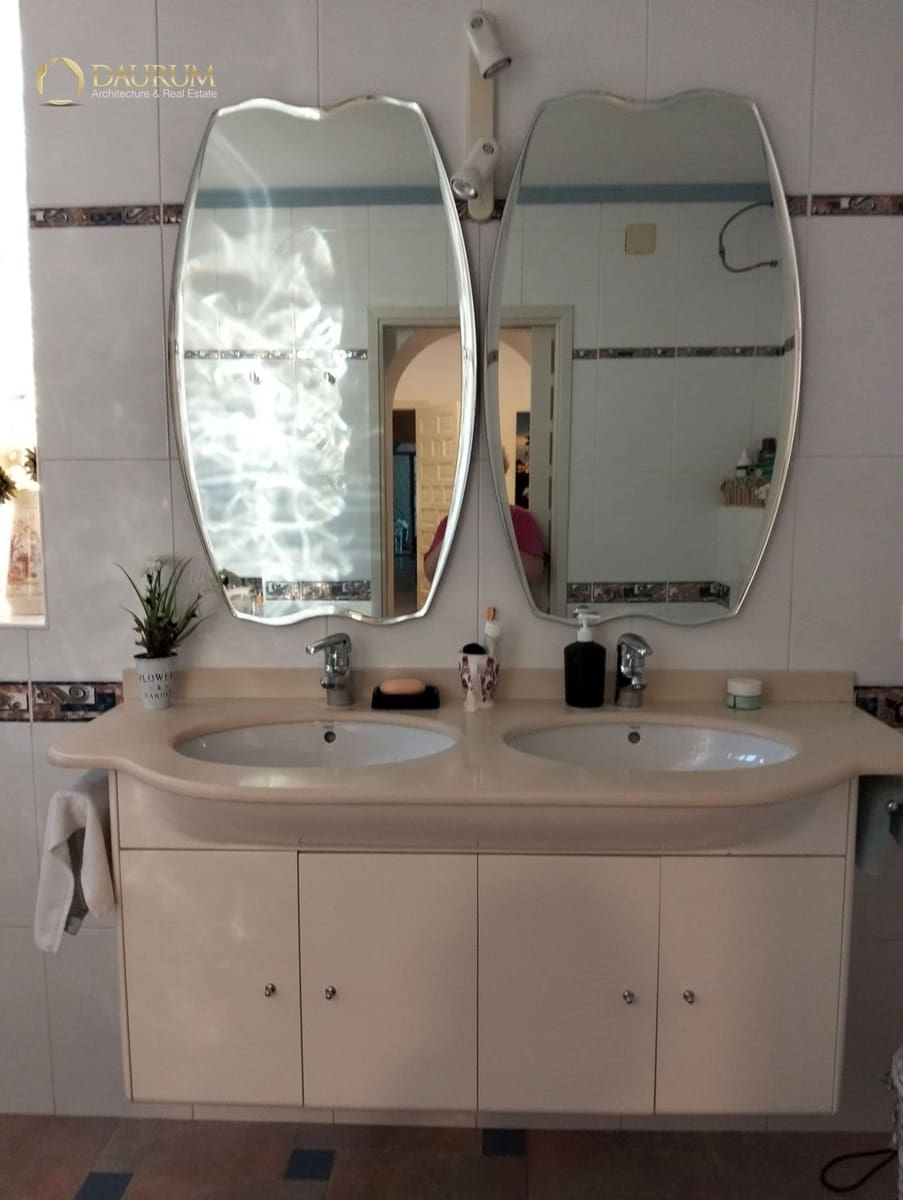 6 soverom Villa til salgs i Alicante by med svømmebasseng garasje - € 520 000 (Ref: 9383728)