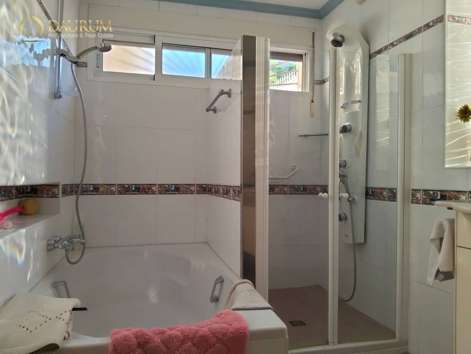 6 soverom Villa til salgs i Alicante by med svømmebasseng garasje - € 520 000 (Ref: 9383728)