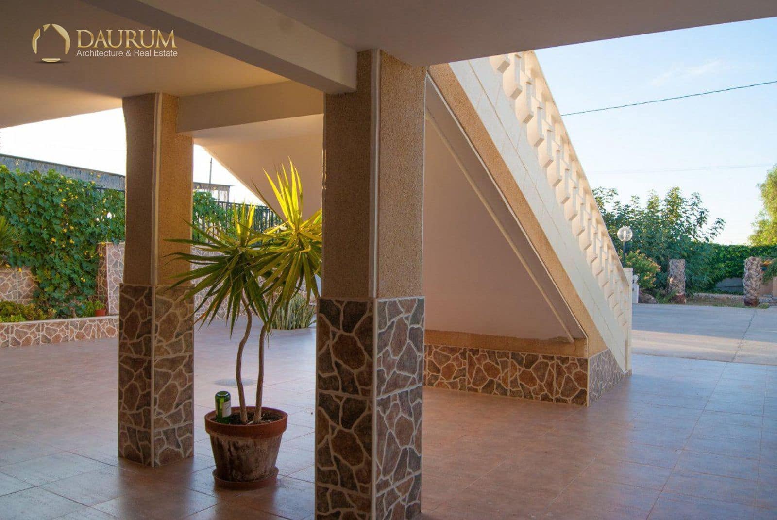 5 bedroom Villa for sale in Novelda with pool garage - € 425,000 (Ref: 9419482)