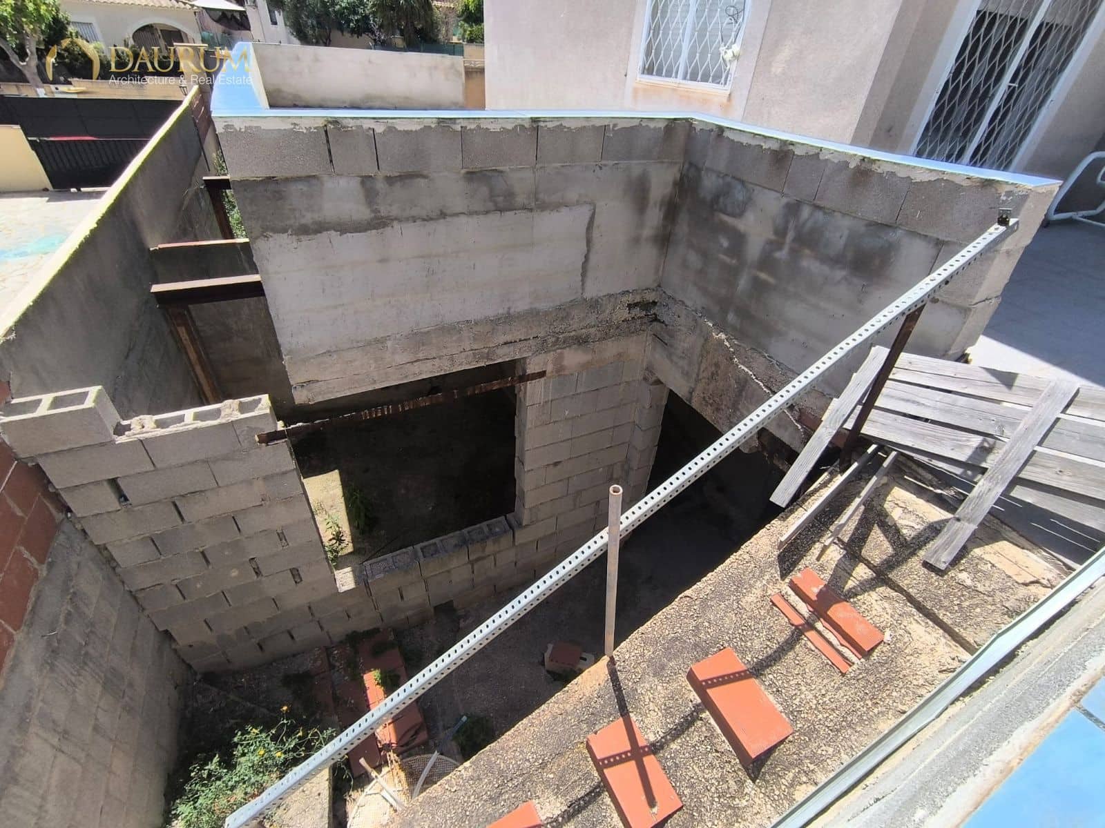 4 bedroom Villa for sale in Aguas de Busot / Aigues with garage - € 250,000 (Ref: 9814844)