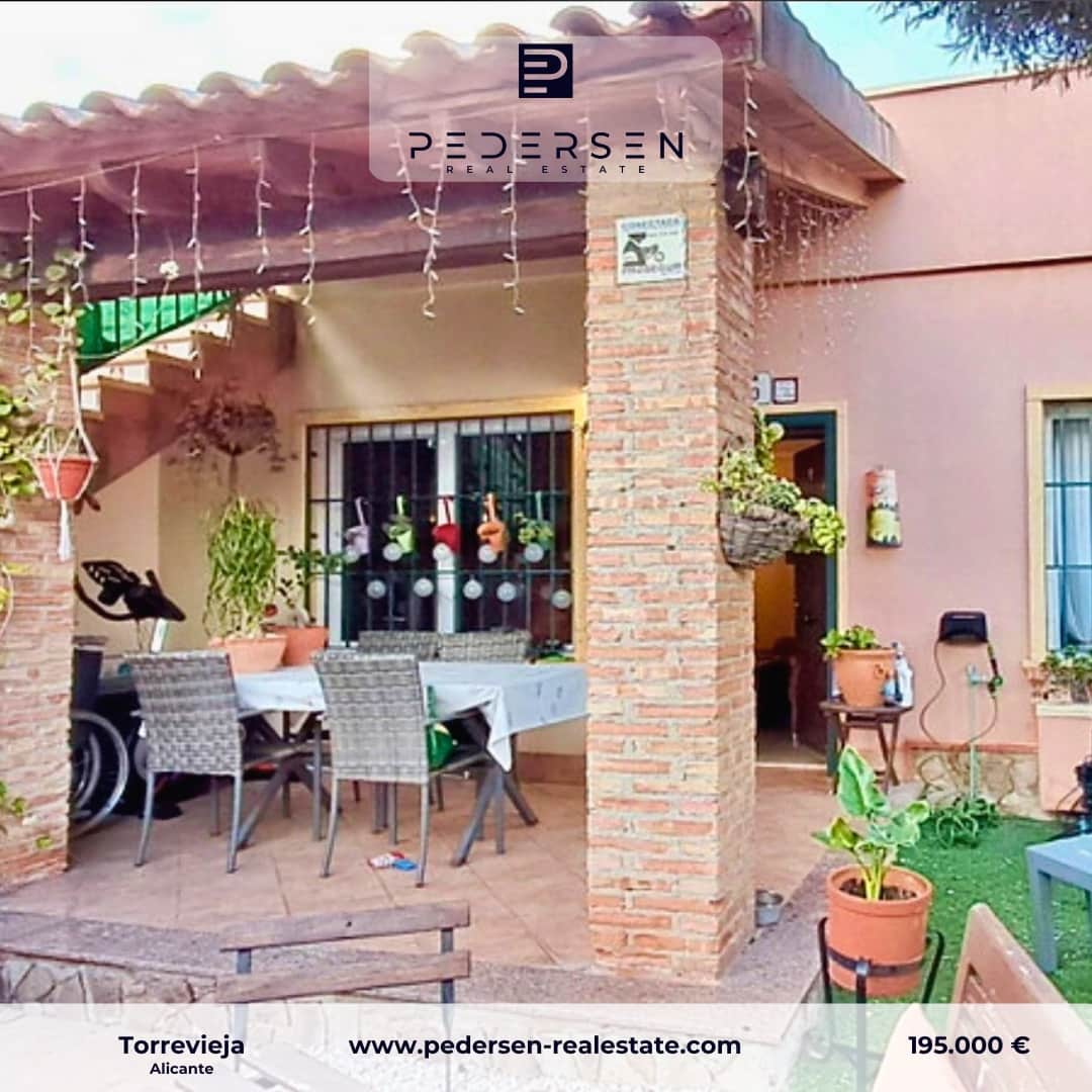 2 makuuhuone Rivitalo myytävänä paikassa Torrevieja mukana uima-altaan 
autotalli - 195 000 € (Ref: 9443998)