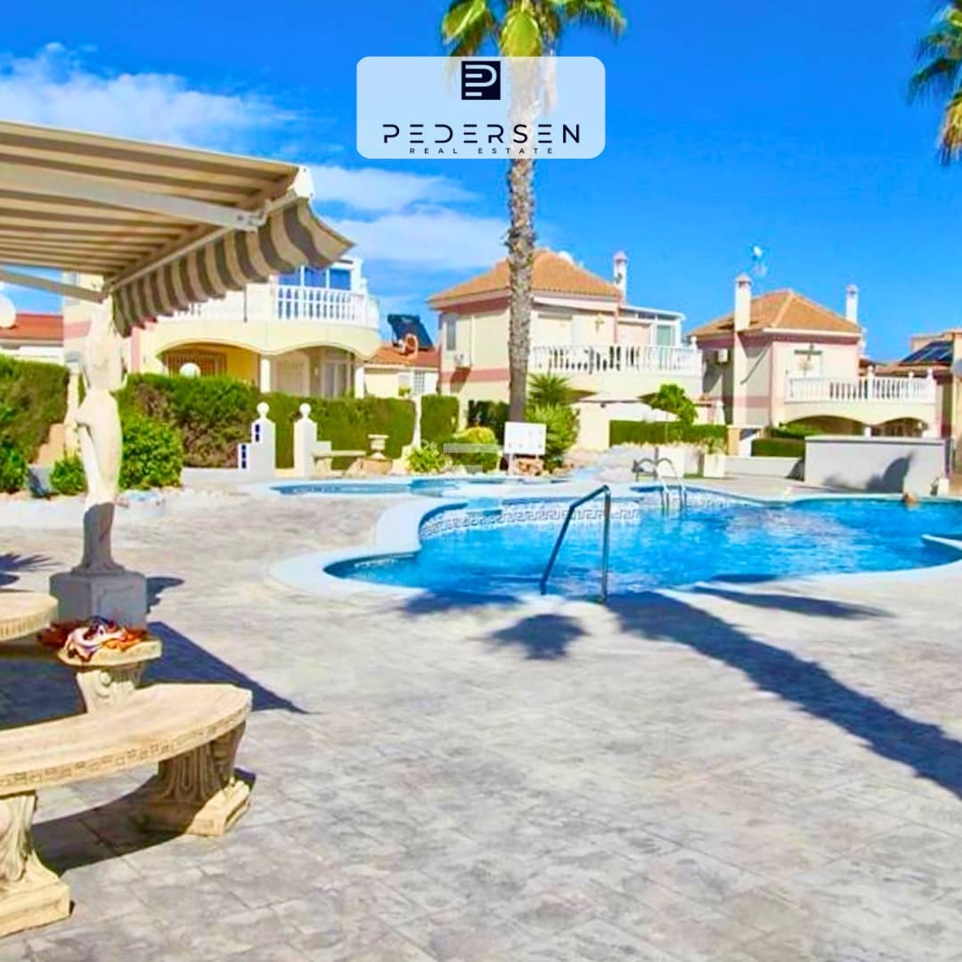 Adosado de 3 habitaciones en Torrevieja en venta con piscina garaje - 325.000 € (Ref: 9736065)