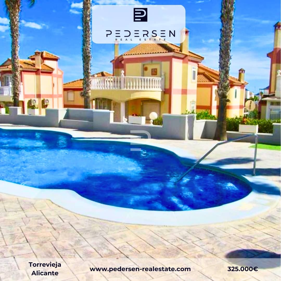 Adosado de 3 habitaciones en Torrevieja en venta con piscina garaje - 325.000 € (Ref: 9736065)