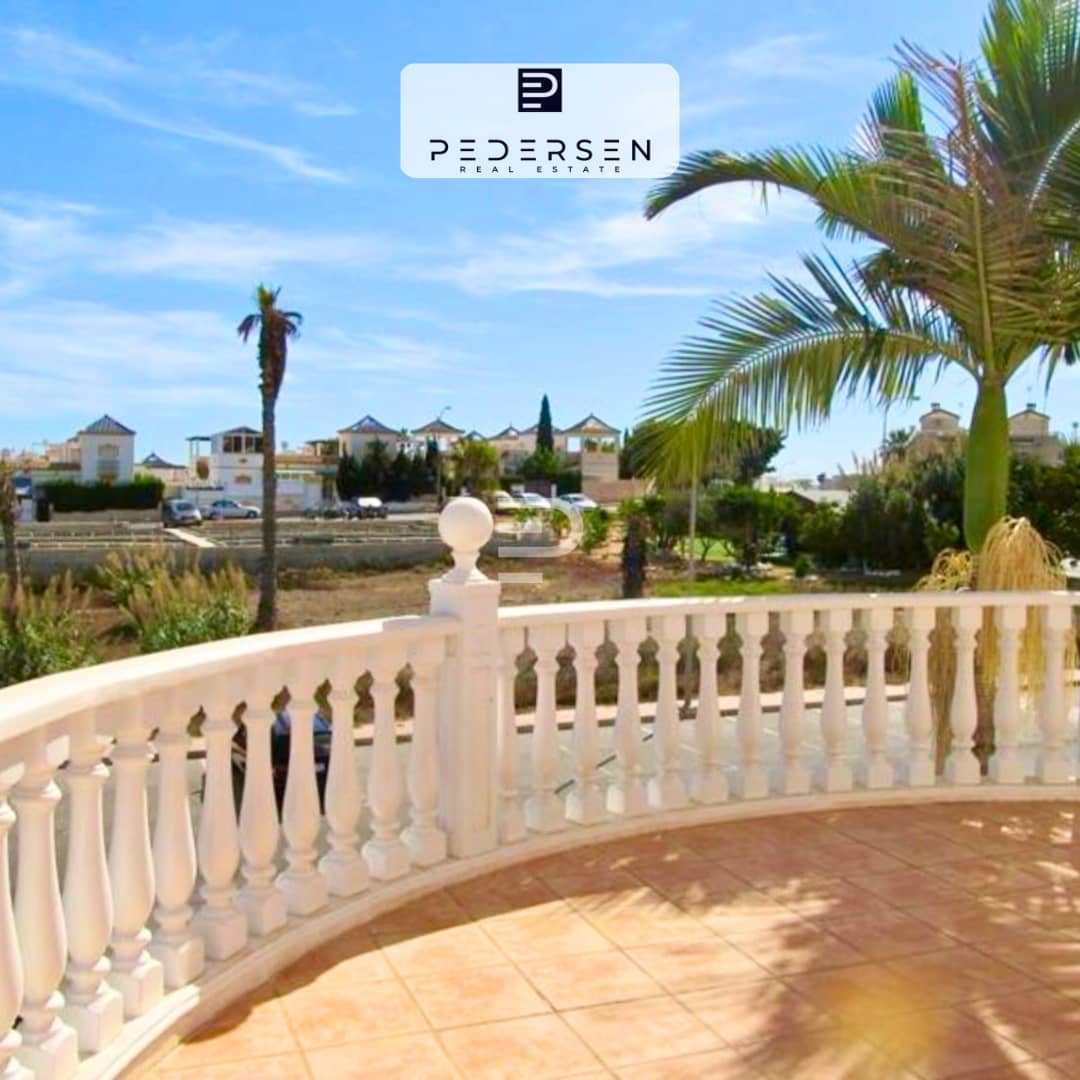 Adosado de 3 habitaciones en Torrevieja en venta con piscina garaje - 325.000 € (Ref: 9736065)