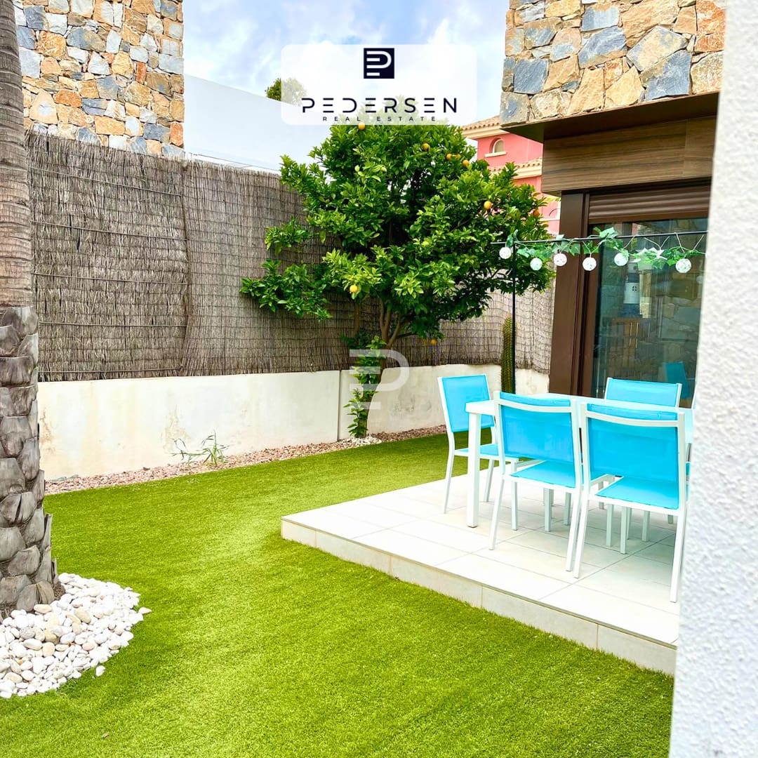 2 soverom Hus til salgs i Orihuela Costa med svømmebasseng garasje - € 318 000 (Ref: 9762394)