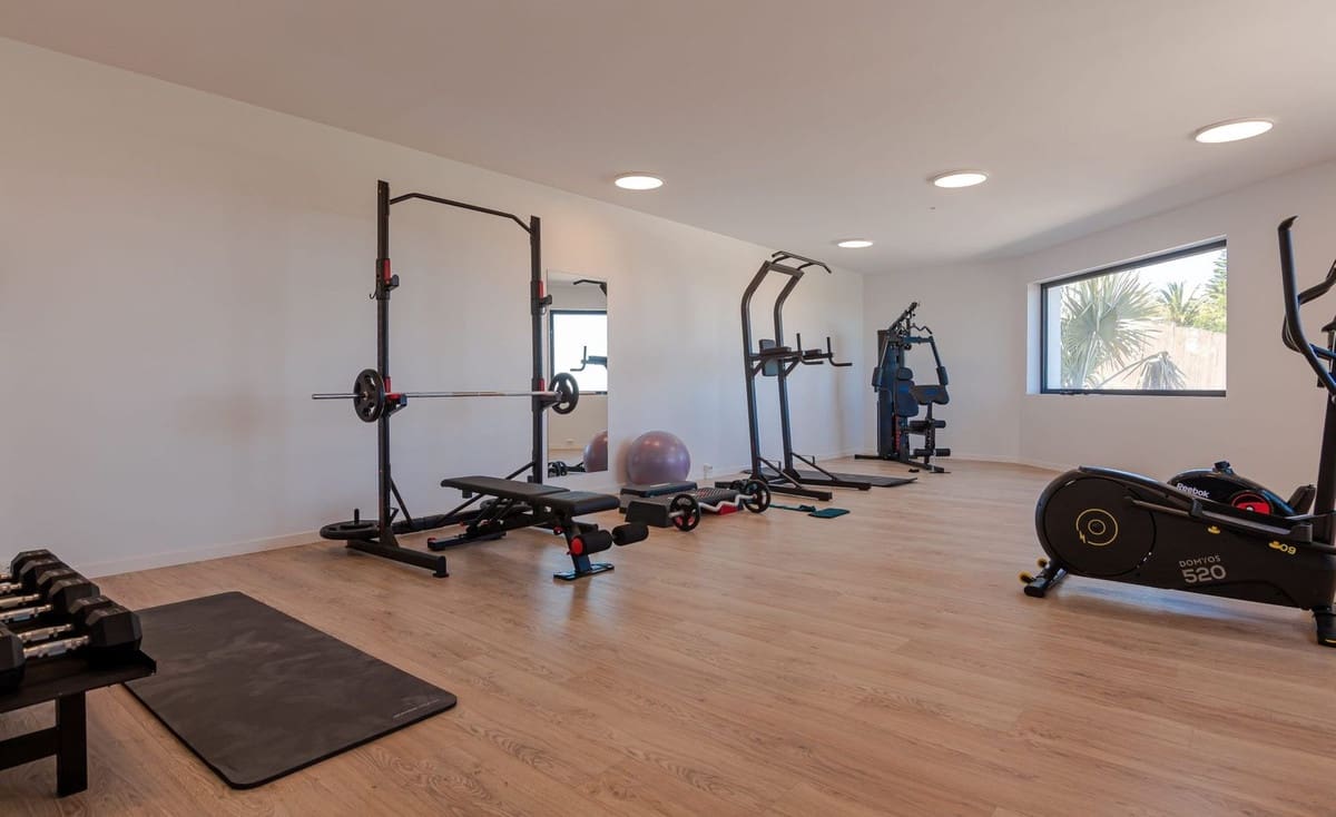 6 bedroom Villa for holiday rental in Benahavis with pool garage - € 22,000 (Ref: 9920941)