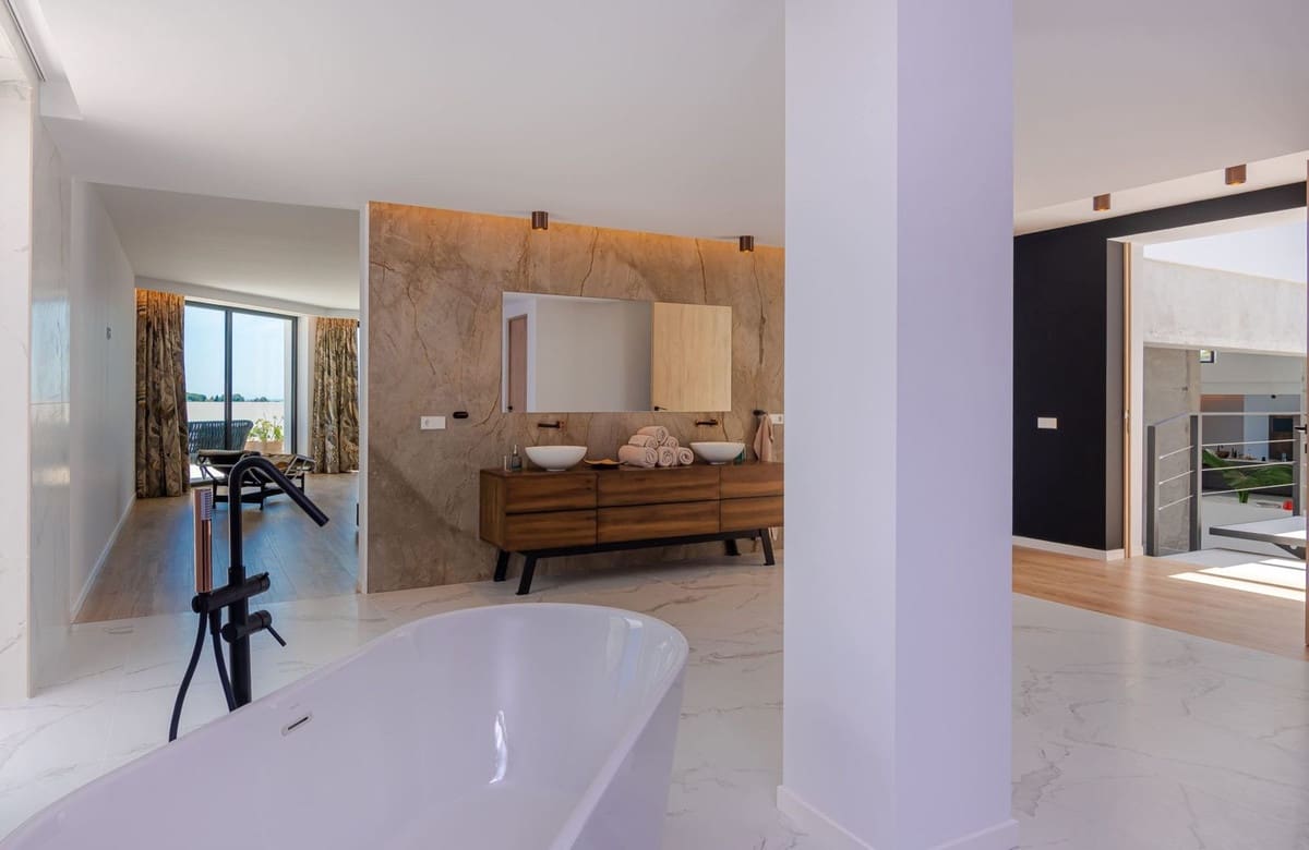 6 bedroom Villa for holiday rental in Benahavis with pool garage - € 22,000 (Ref: 9920941)