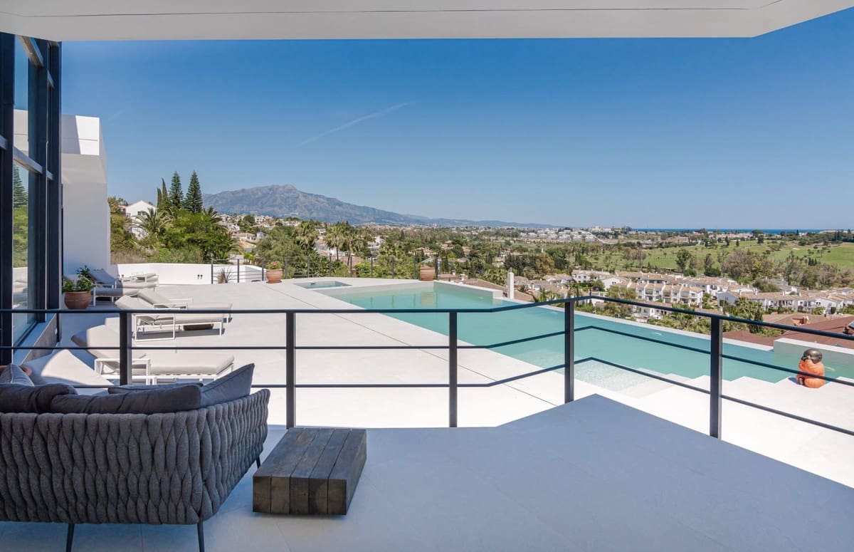 6 bedroom Villa for holiday rental in Benahavis with pool garage - € 22,000 (Ref: 9920941)