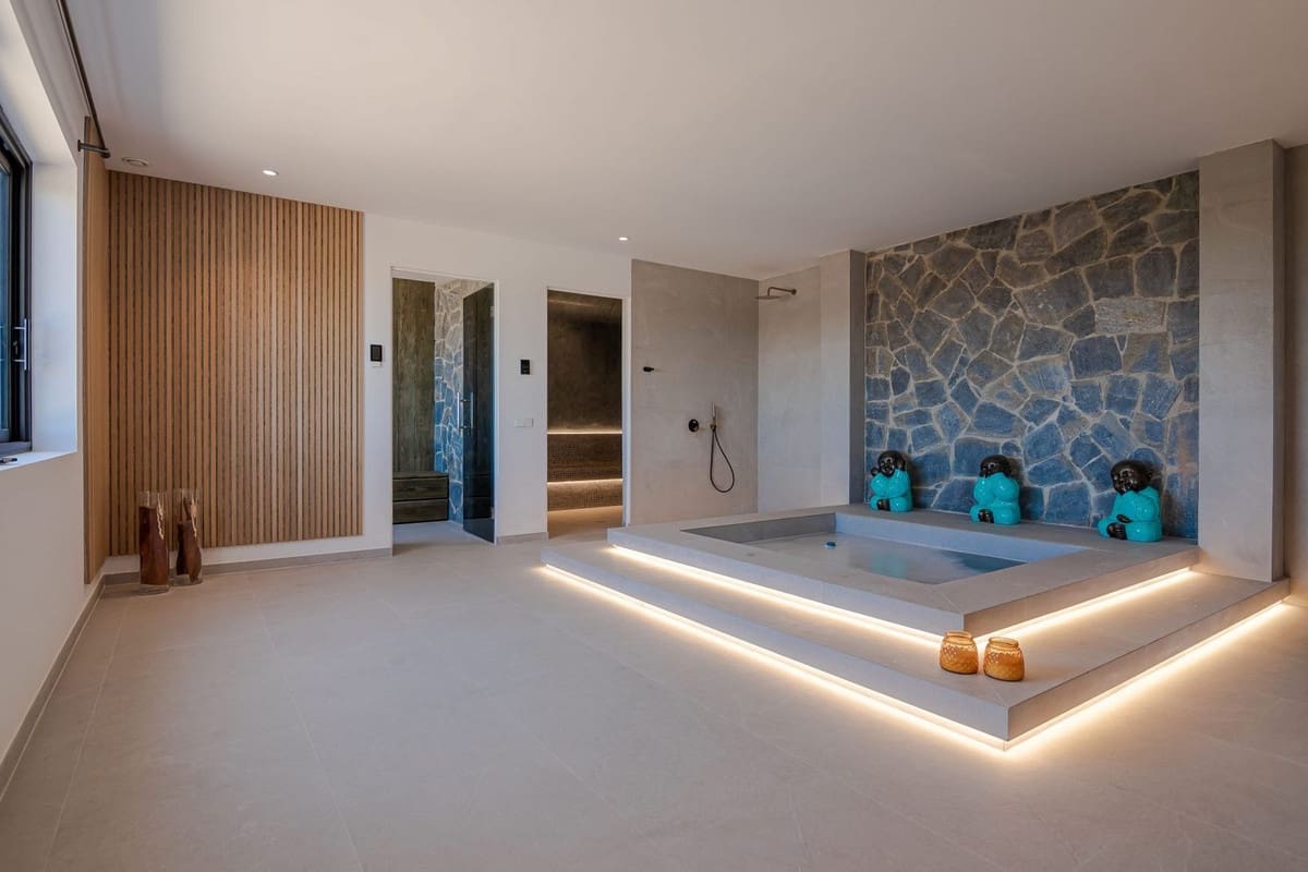 6 bedroom Villa for holiday rental in Benahavis with pool garage - € 22,000 (Ref: 9920941)