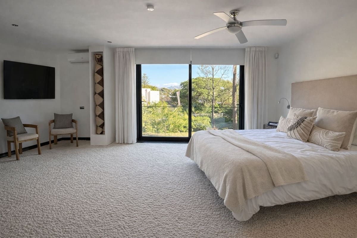 5 slaapkamer Villa voor vakantieverhuur in Nueva Andalucia met zwembad - € 7.000 (Ref: 9920946)