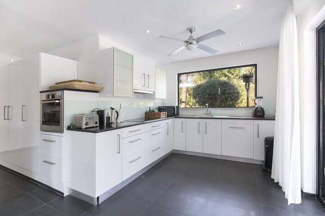 5 slaapkamer Villa voor vakantieverhuur in Las Brisas, Marbella met zwembad - € 7.000 (Ref: 9920946)