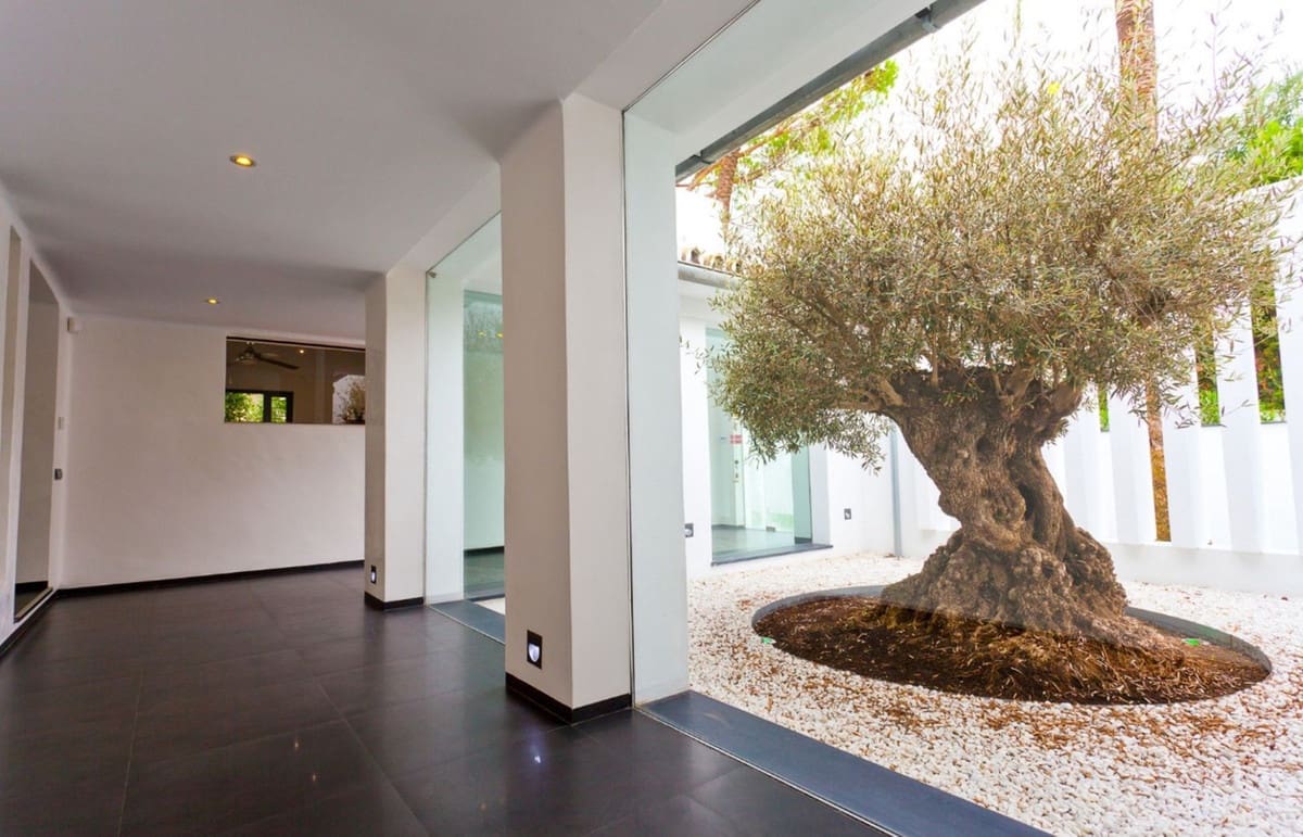 5 slaapkamer Villa voor vakantieverhuur in Nueva Andalucia met zwembad - € 7.000 (Ref: 9920946)