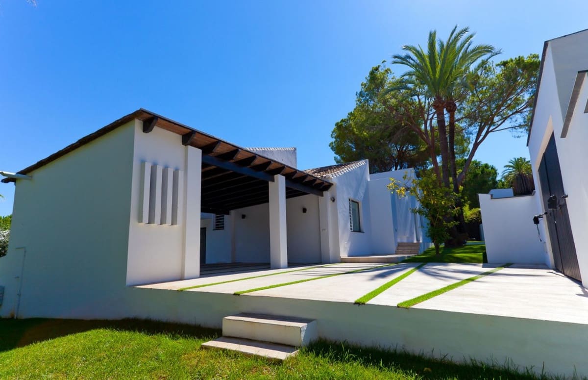 5 slaapkamer Villa voor vakantieverhuur in Nueva Andalucia met zwembad - € 7.000 (Ref: 9920946)