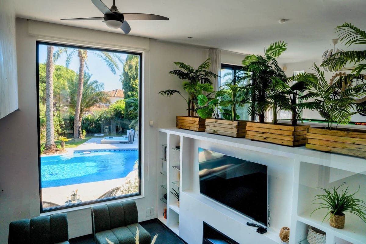 5 slaapkamer Villa voor vakantieverhuur in Nueva Andalucia met zwembad - € 7.000 (Ref: 9920946)