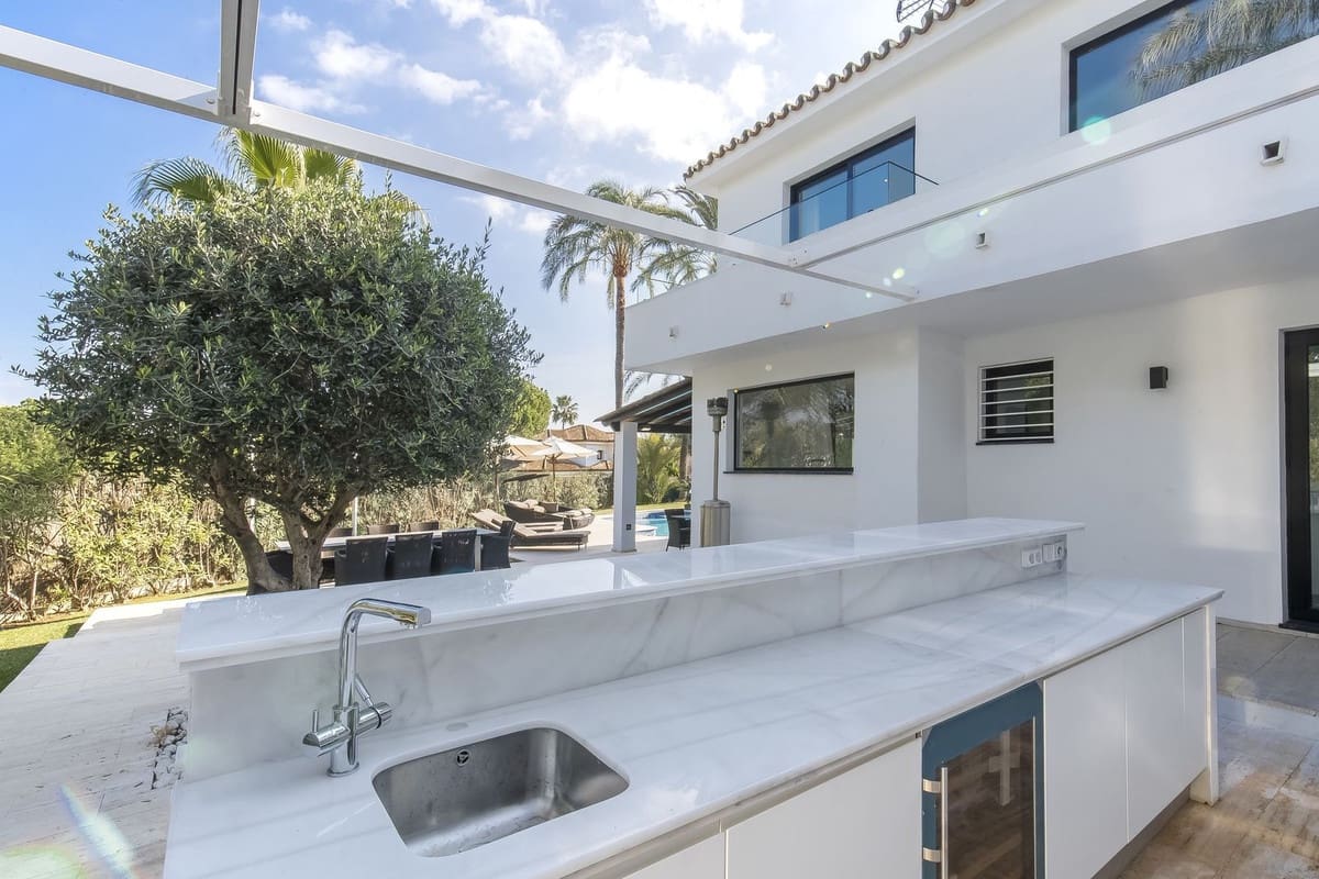 5 slaapkamer Villa voor vakantieverhuur in Nueva Andalucia met zwembad - € 7.000 (Ref: 9920946)