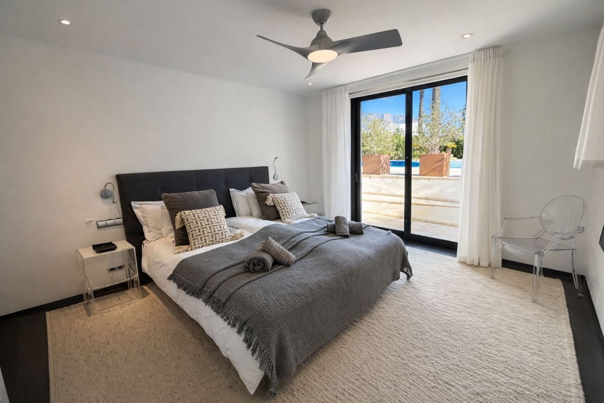 5 slaapkamer Villa voor vakantieverhuur in Nueva Andalucia met zwembad - € 7.000 (Ref: 9920946)