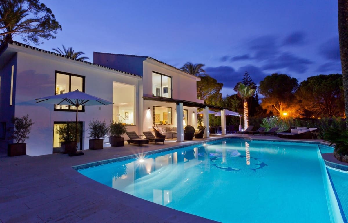 5 slaapkamer Villa voor vakantieverhuur in Nueva Andalucia met zwembad - € 7.000 (Ref: 9920946)