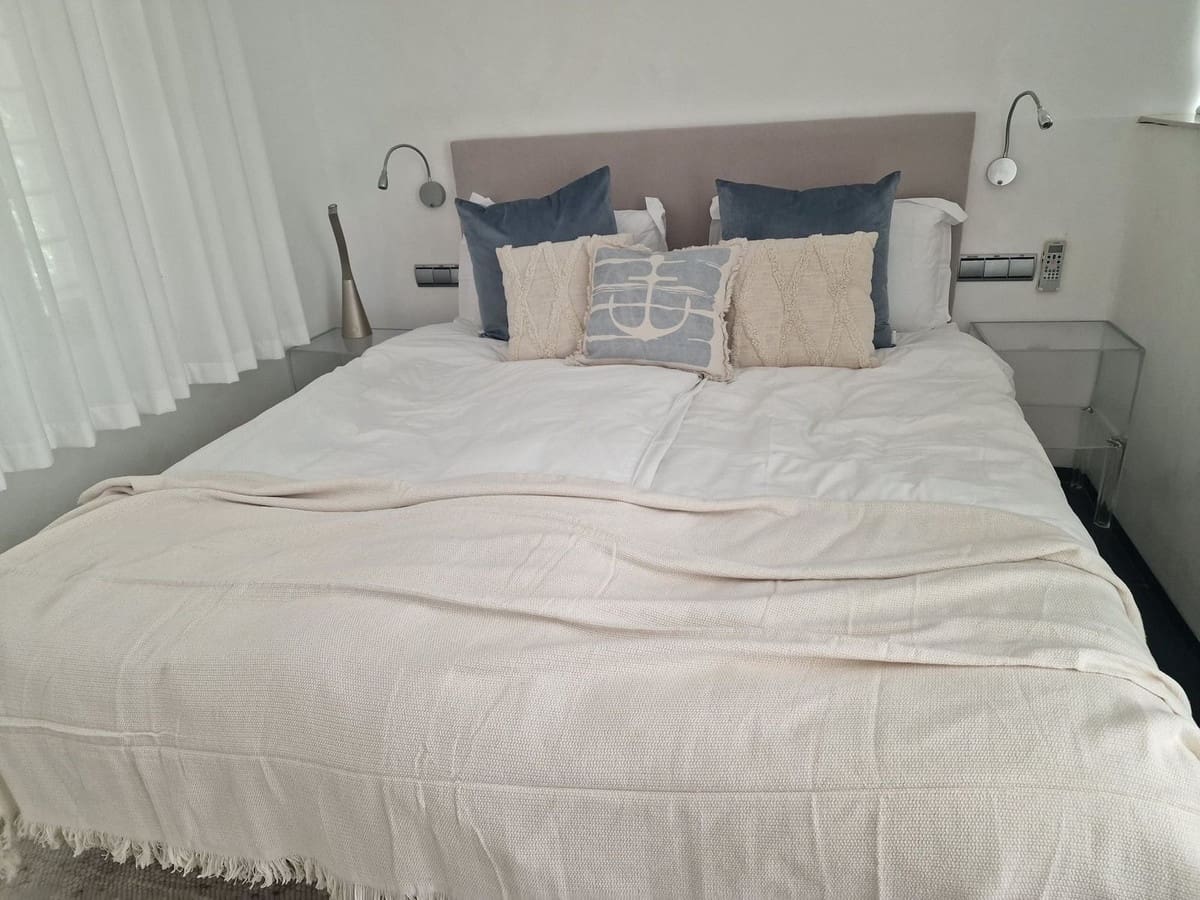 5 slaapkamer Villa voor vakantieverhuur in Nueva Andalucia met zwembad - € 7.000 (Ref: 9920946)