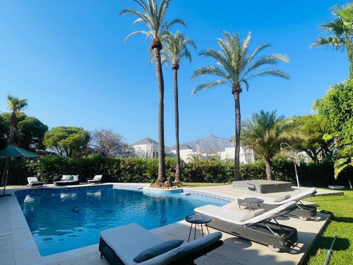 5 slaapkamer Villa voor vakantieverhuur in Nueva Andalucia met zwembad - € 7.000 (Ref: 9920946)