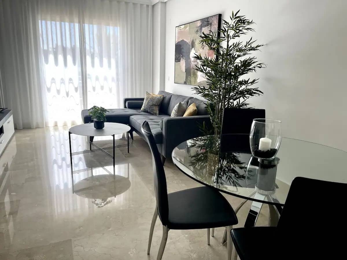 3 slaapkamer Appartement te huur in New Golden Mile met zwembad garage - € 2.000 (Ref: 9920949)