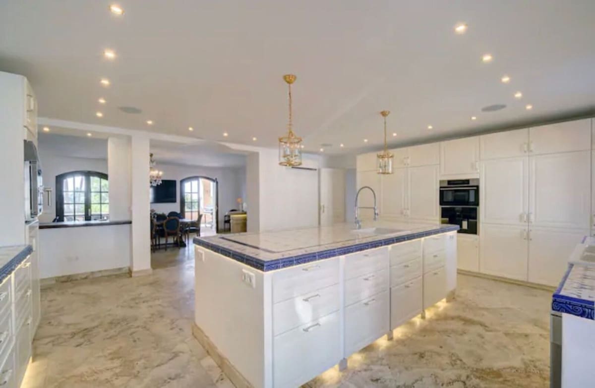 9 slaapkamer Villa voor vakantieverhuur in Benahavis met zwembad garage - € 14.500 (Ref: 9920951)