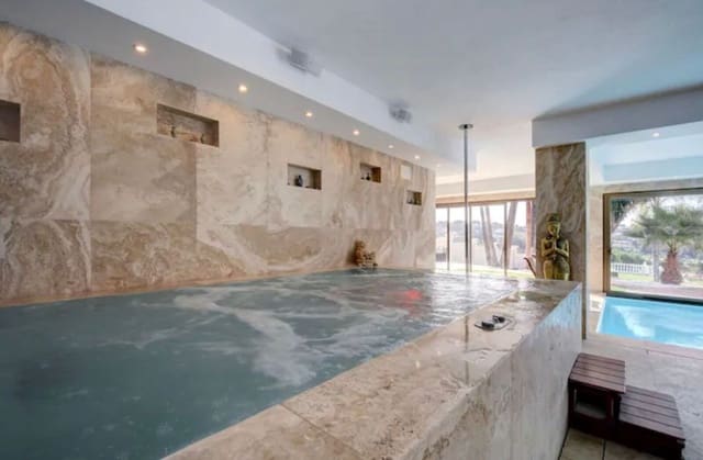 9 slaapkamer Villa voor vakantieverhuur in El Paraíso, Benahavís met zwembad garage - € 14.500 (Ref: 9920951)