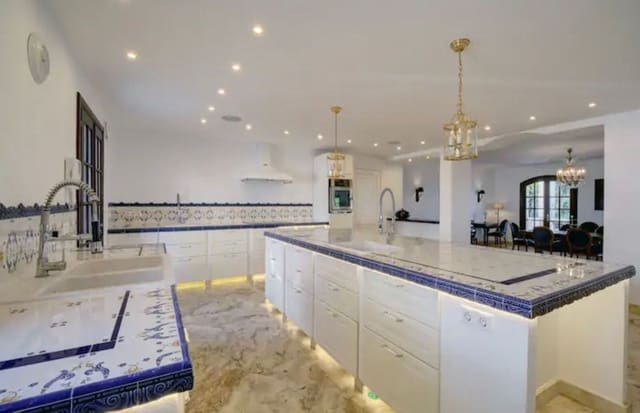 9 slaapkamer Villa voor vakantieverhuur in El Paraíso, Benahavís met zwembad garage - € 14.500 (Ref: 9920951)