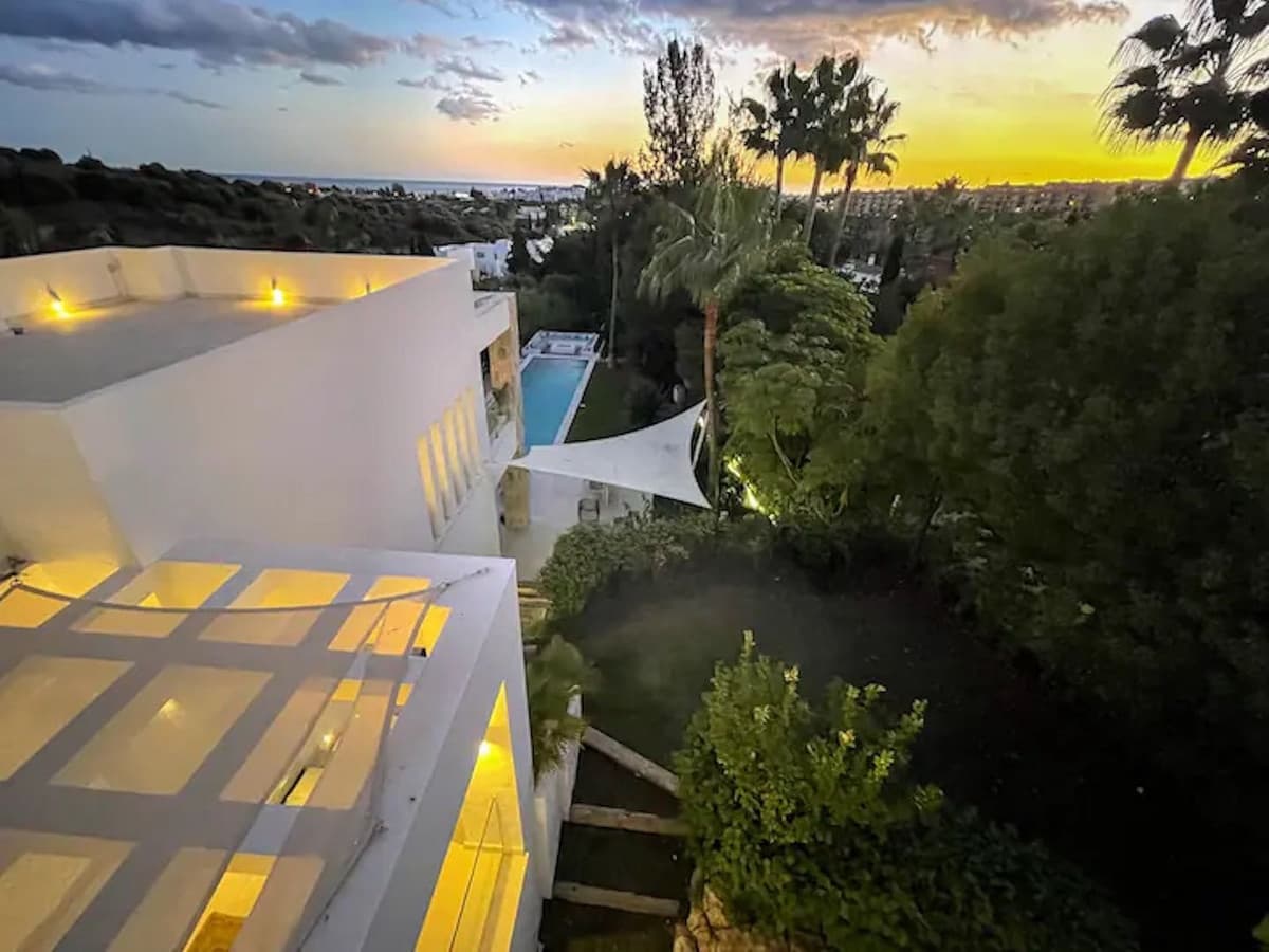 5 bedroom Villa for rent in Benahavis with pool garage - € 16,500 (Ref: 9920953)