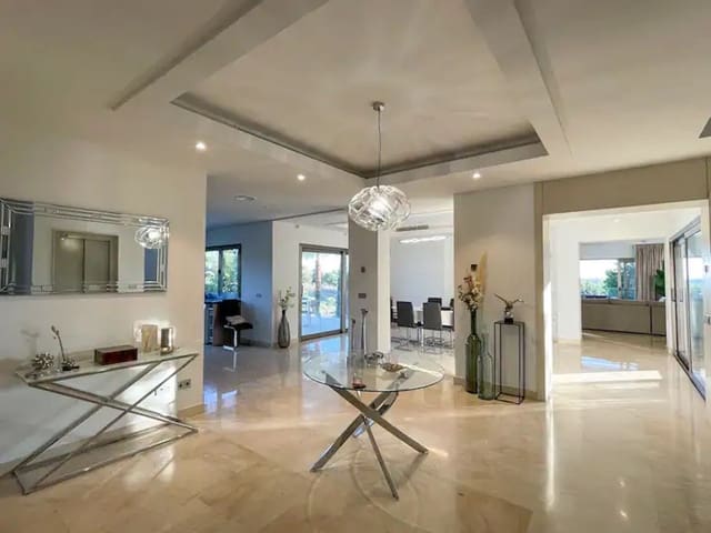 5 bedroom Villa for rent in El Paraíso, Benahavís with pool garage - € 16,500 (Ref: 9920953)