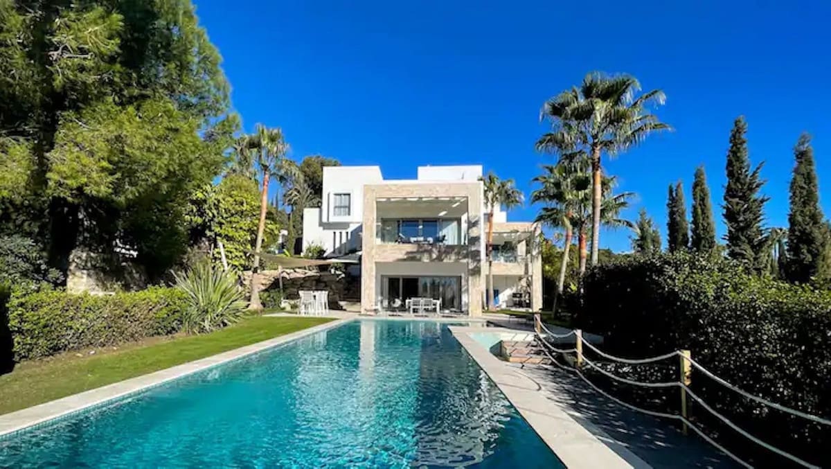 5 bedroom Villa for rent in Benahavis with pool garage - € 16,500 (Ref: 9920953)