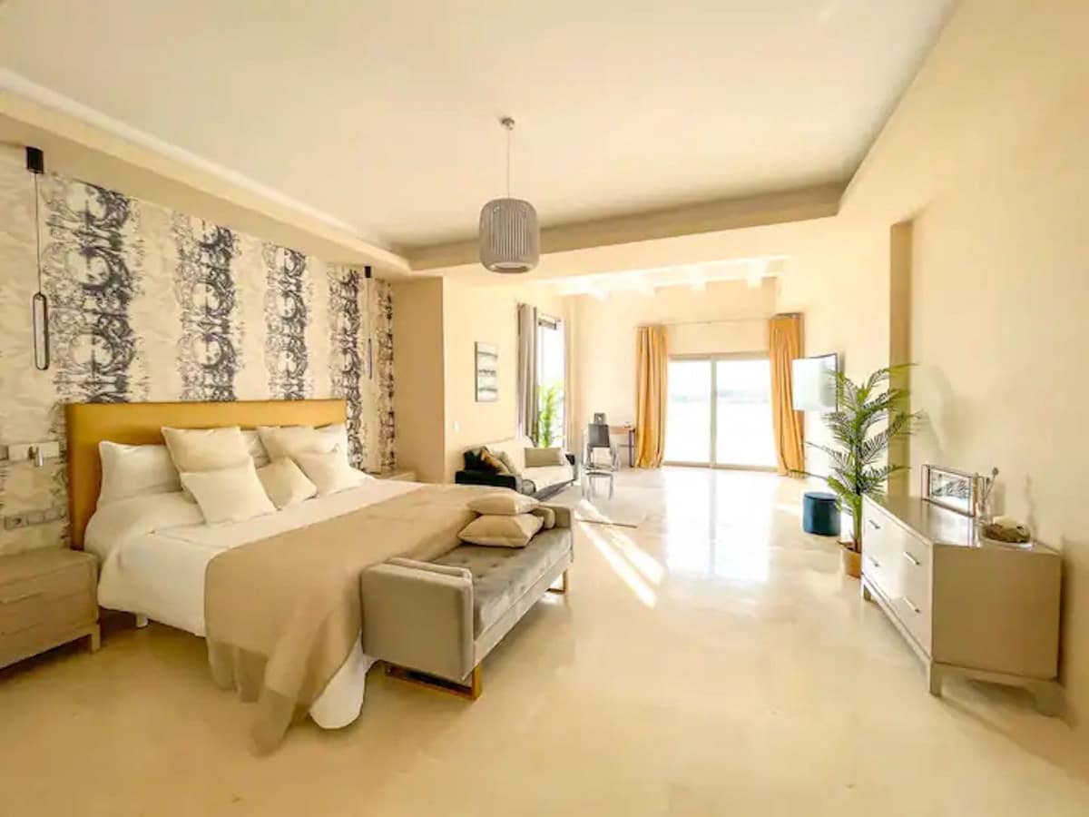 5 bedroom Villa for rent in Benahavis with pool garage - € 16,500 (Ref: 9920953)