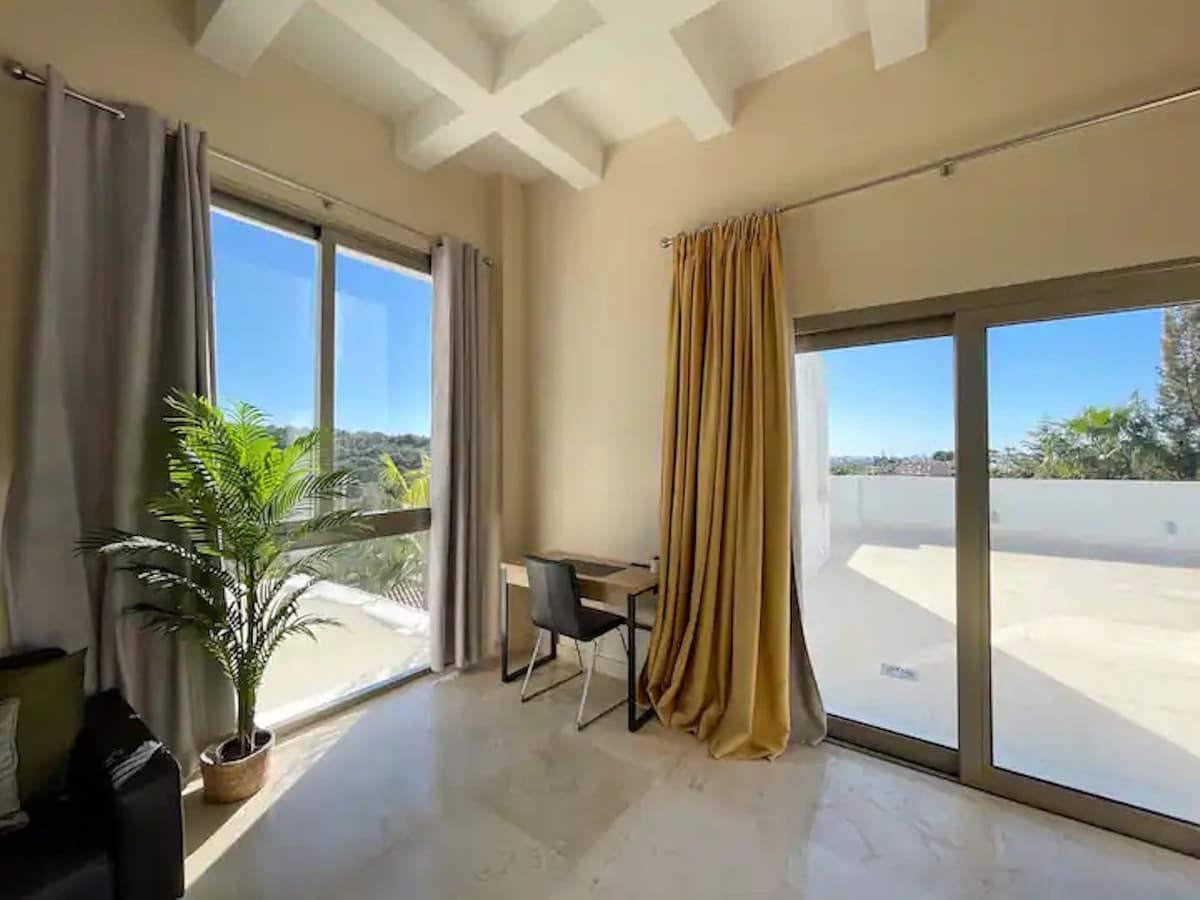 5 bedroom Villa for rent in Benahavis with pool garage - € 16,500 (Ref: 9920953)