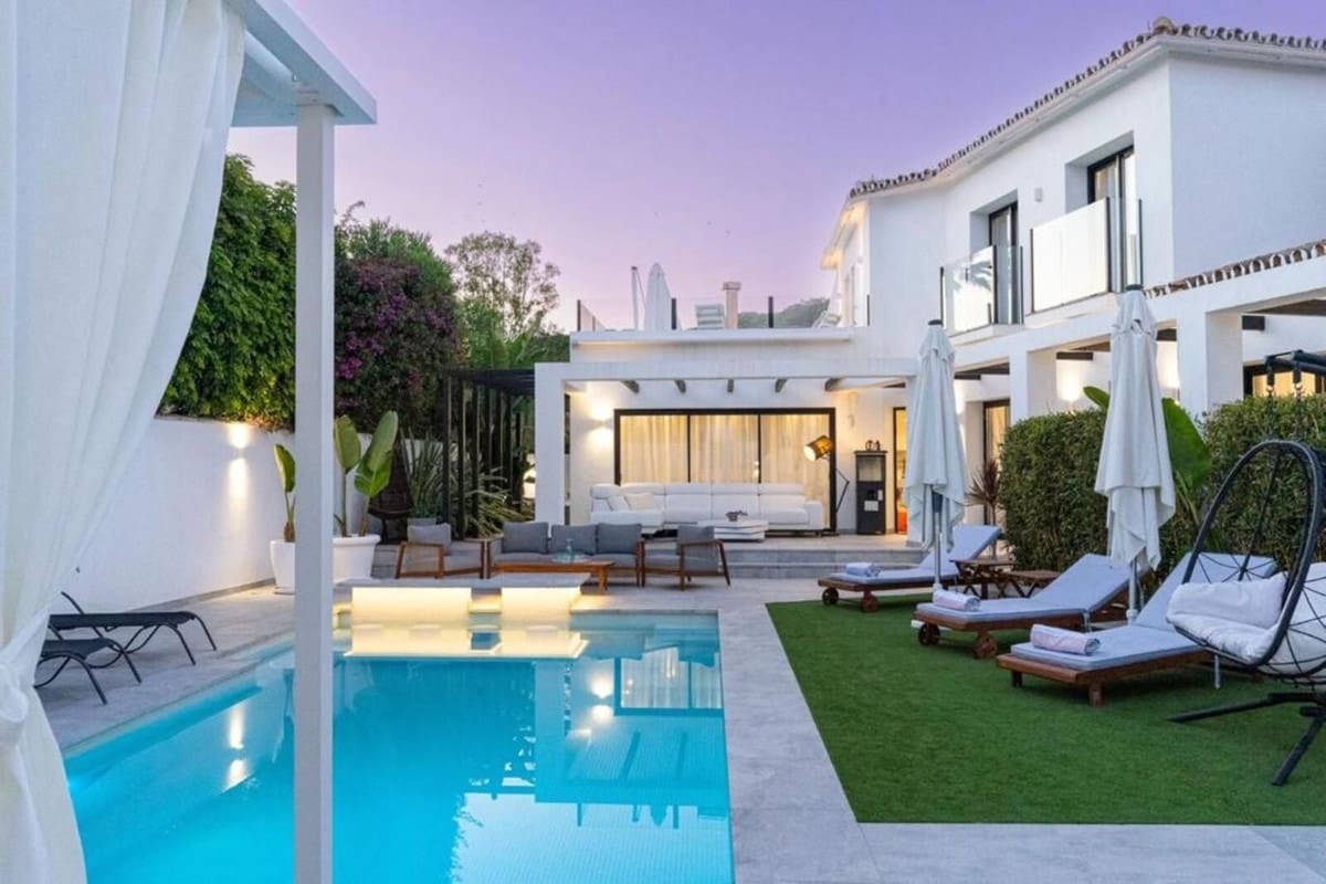 6 slaapkamer Villa voor vakantieverhuur in Nueva Andalucia met zwembad garage - € 7.000 (Ref: 9920954)
