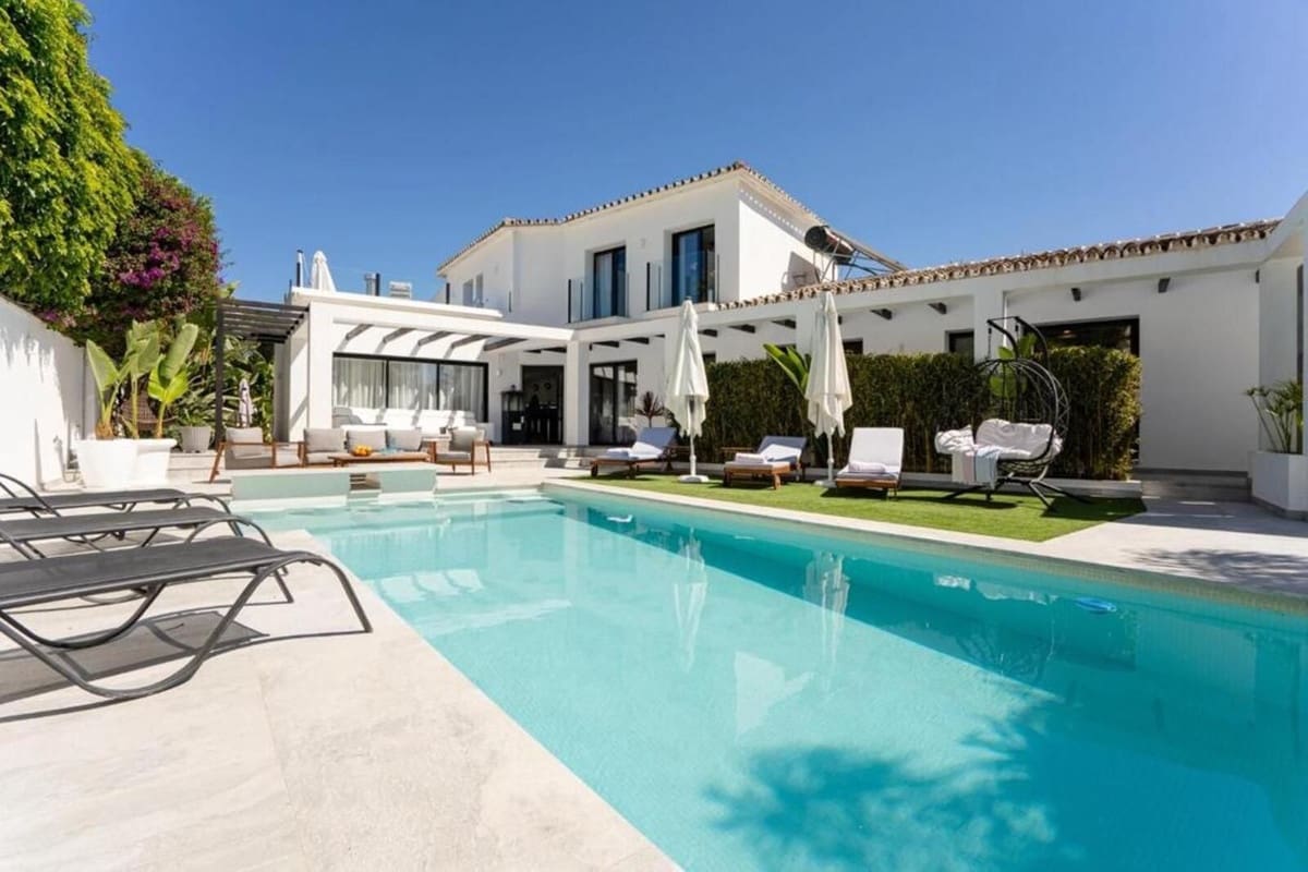 6 slaapkamer Villa voor vakantieverhuur in Nueva Andalucia met zwembad garage - € 7.000 (Ref: 9920954)