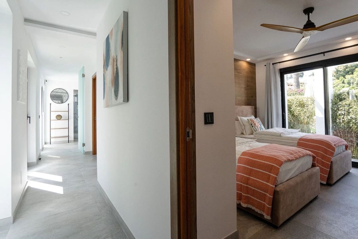 6 slaapkamer Villa voor vakantieverhuur in Nueva Andalucia met zwembad garage - € 7.000 (Ref: 9920954)