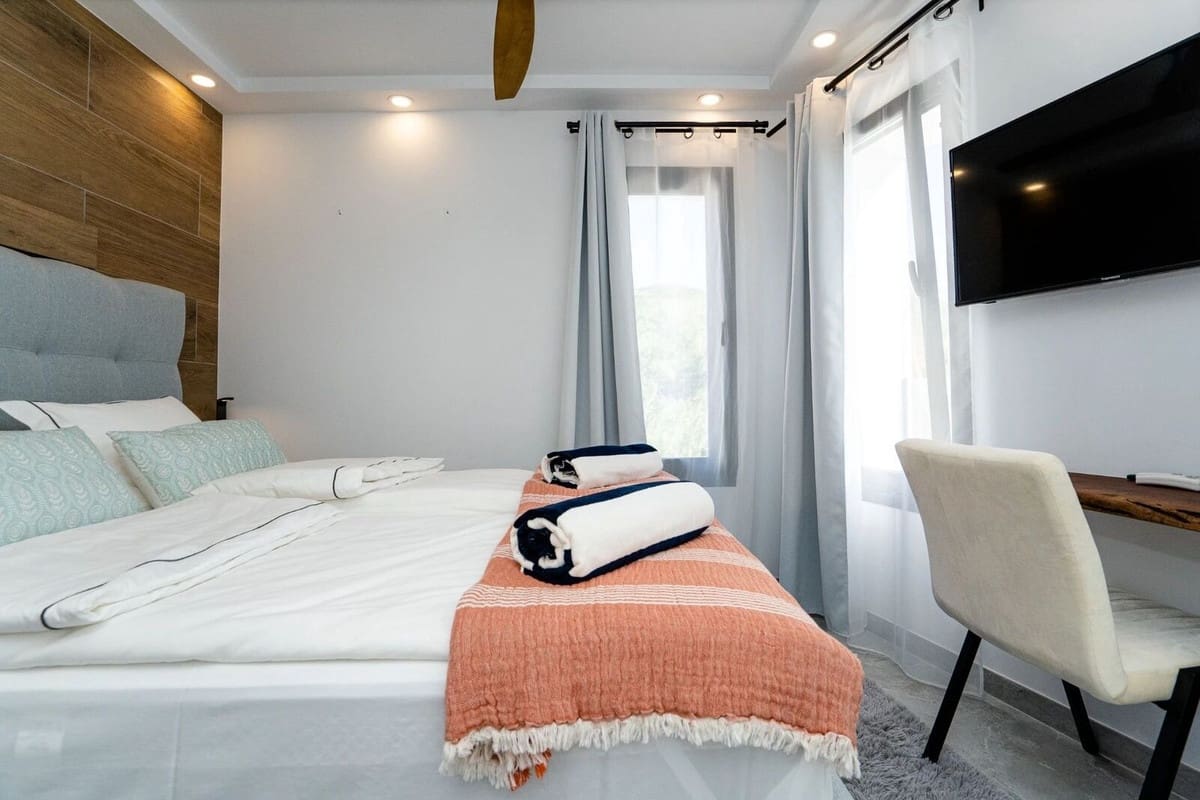 6 slaapkamer Villa voor vakantieverhuur in Nueva Andalucia met zwembad garage - € 7.000 (Ref: 9920954)