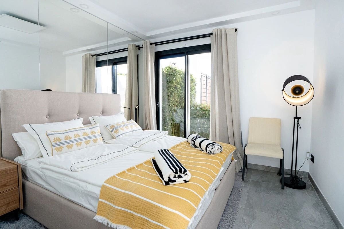 6 slaapkamer Villa voor vakantieverhuur in Nueva Andalucia met zwembad garage - € 7.000 (Ref: 9920954)