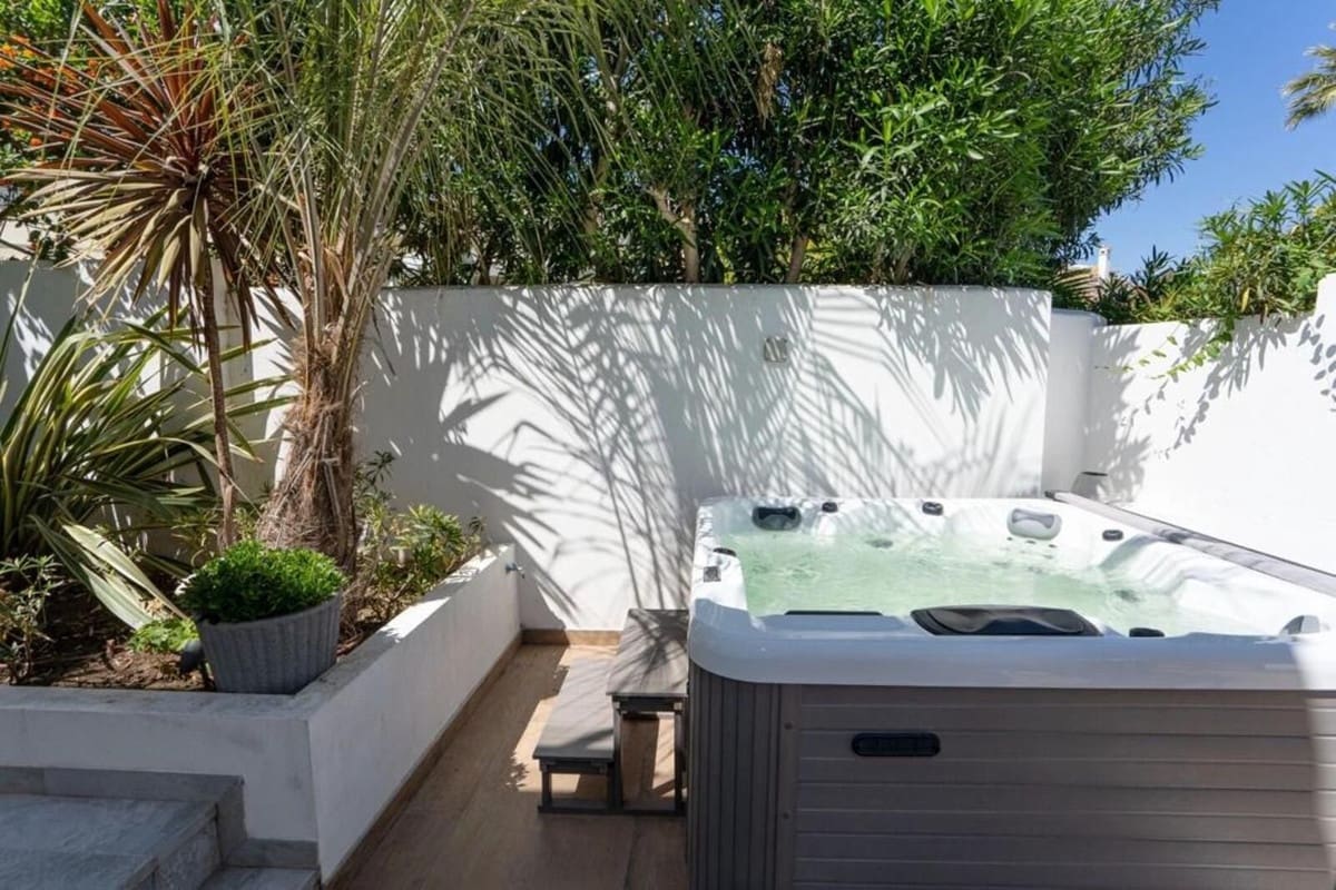 6 slaapkamer Villa voor vakantieverhuur in Nueva Andalucia met zwembad garage - € 7.000 (Ref: 9920954)