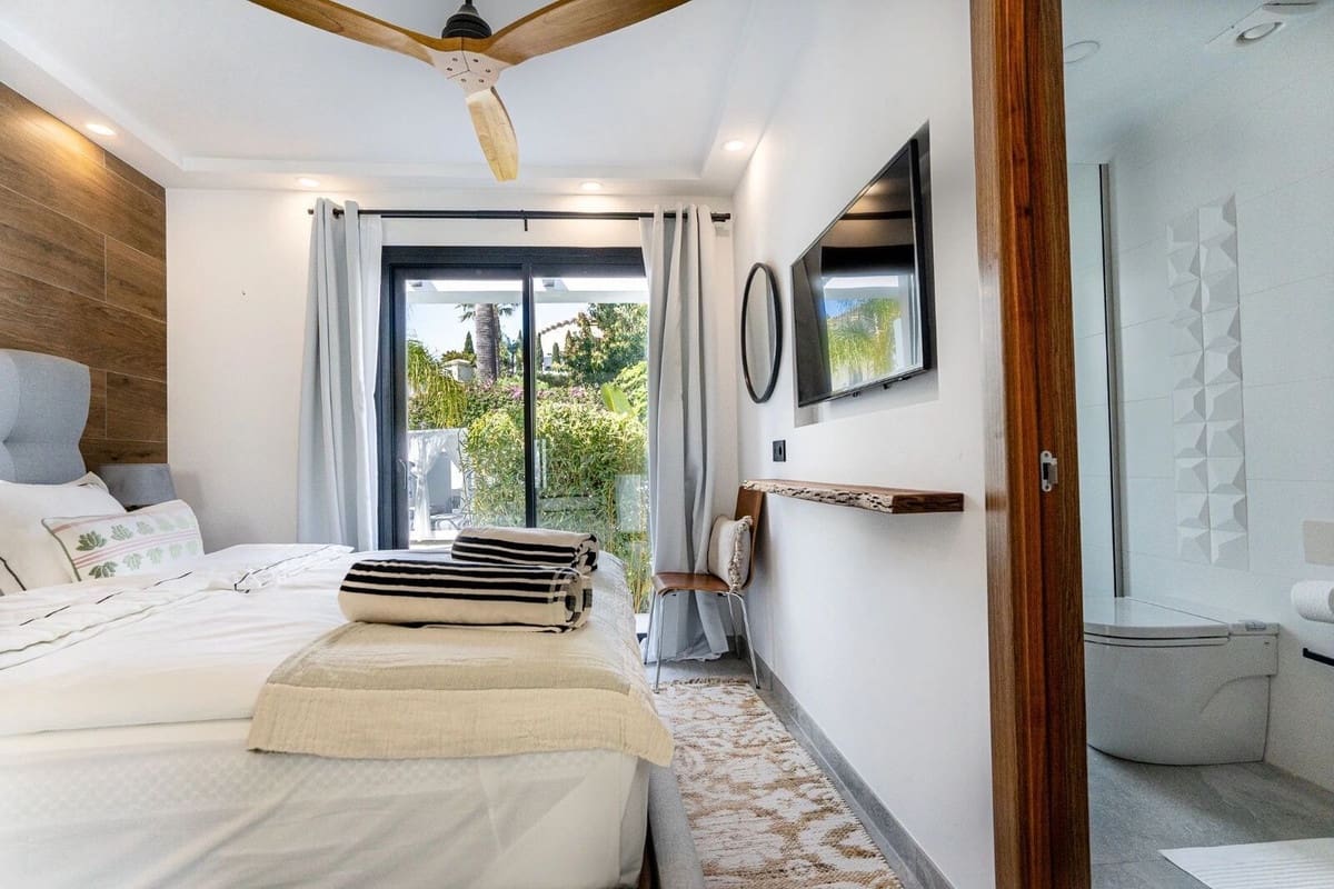 6 slaapkamer Villa voor vakantieverhuur in Nueva Andalucia met zwembad garage - € 7.000 (Ref: 9920954)