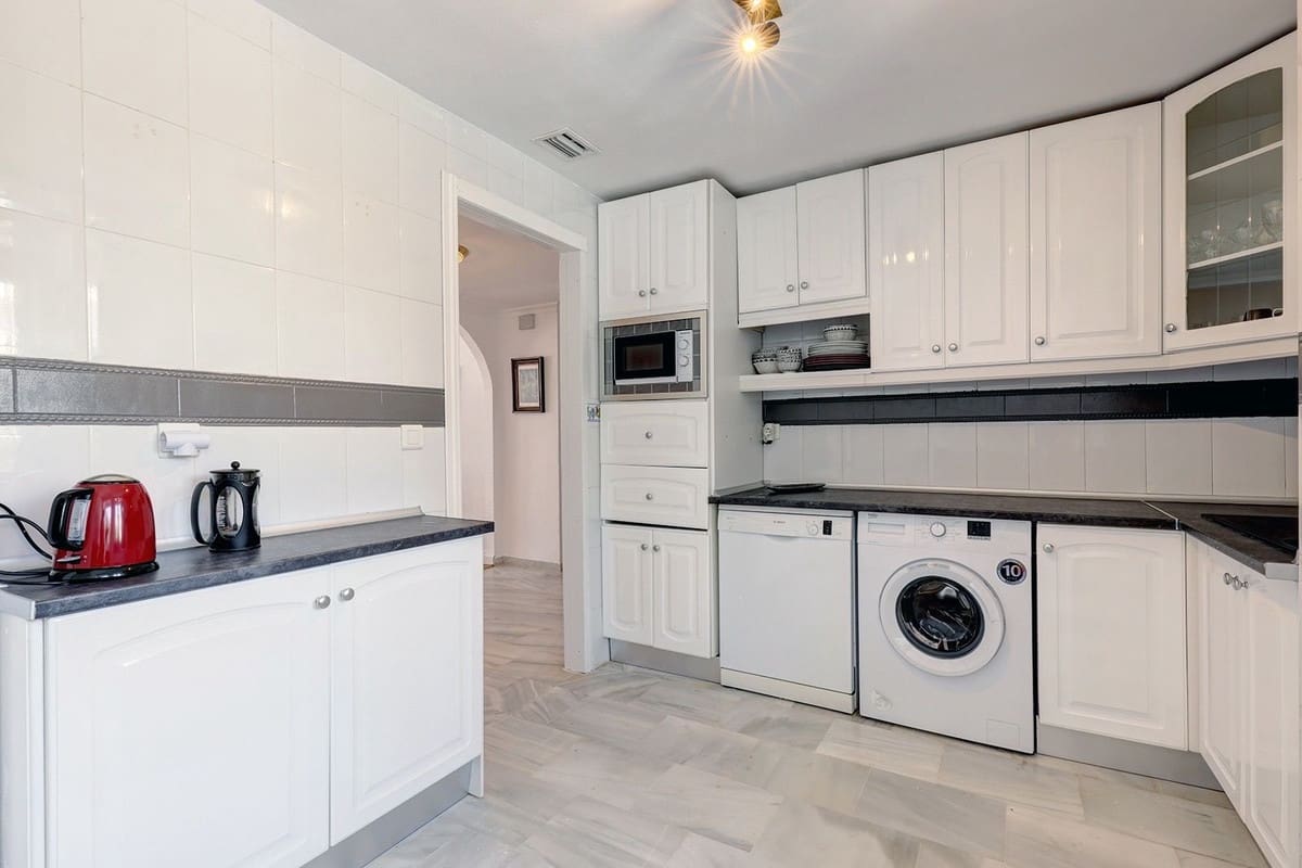 4 slaapkamer Huis te huur in Marbella met zwembad garage - € 2.500 (Ref: 9920957)