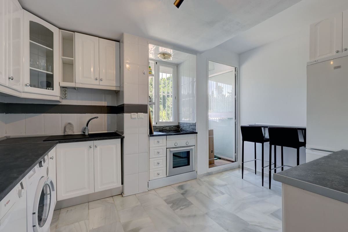 4 slaapkamer Huis te huur in Marbella met zwembad garage - € 2.500 (Ref: 9920957)