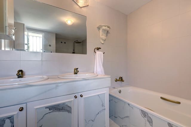 4 slaapkamer Huis te huur in Marbella met zwembad garage - € 2.500 (Ref: 9920957)