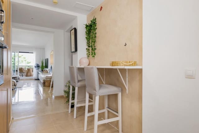 2 sovrum Lägenhet att hyra i La Concha - Resina Golf, Estepona med pool garage - 2 300 € (Ref: 9920958)