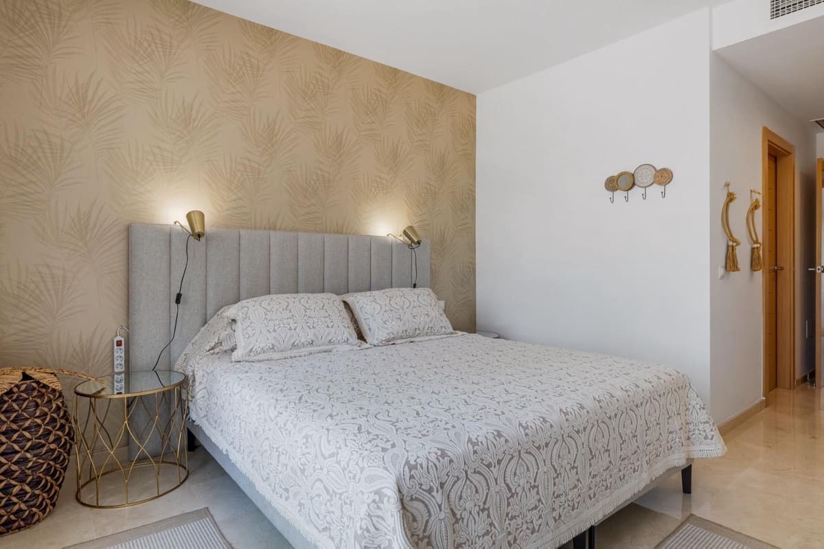 2 sovrum Lägenhet att hyra i Estepona med pool garage - 2 300 € (Ref: 9920958)