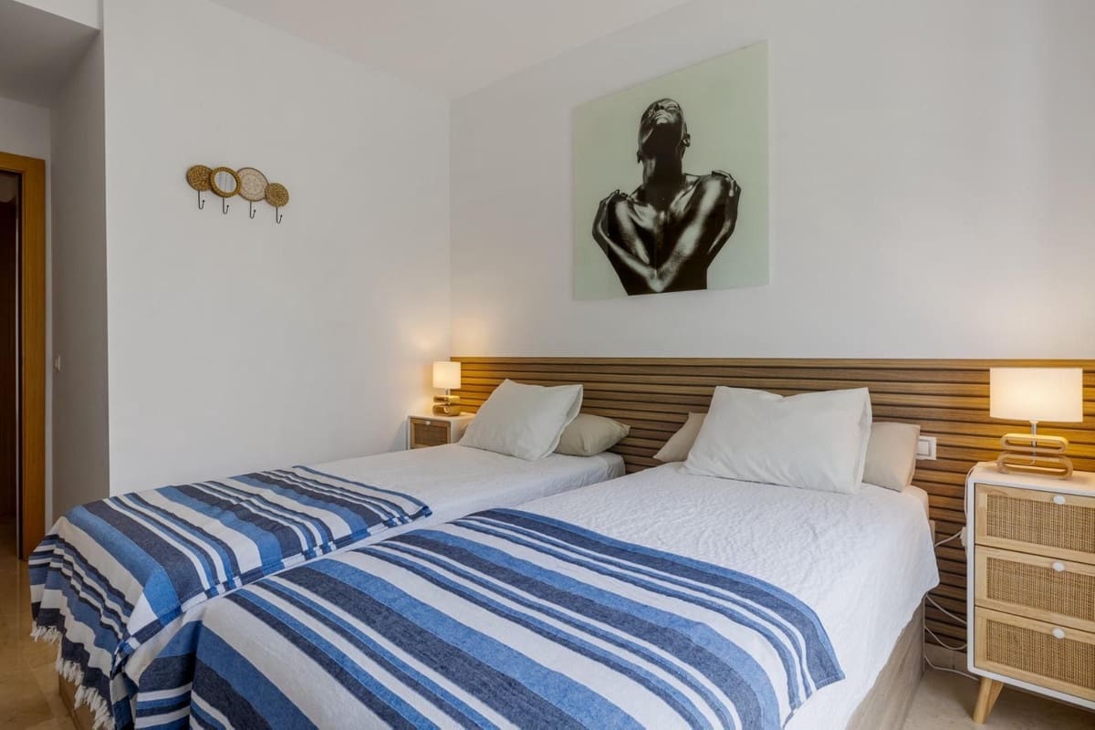 2 sovrum Lägenhet att hyra i Estepona med pool garage - 2 300 € (Ref: 9920958)